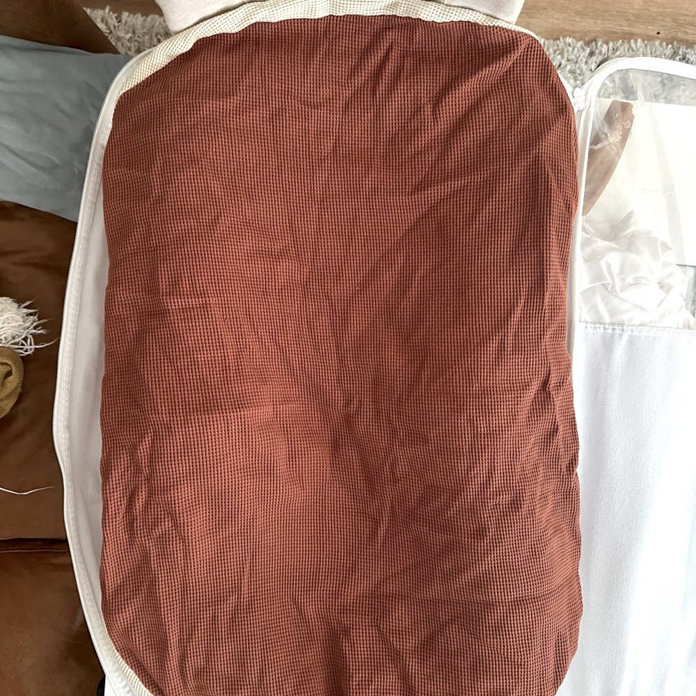 Fin & Vince X snuggle me organic cover.  Color spice.  Used once